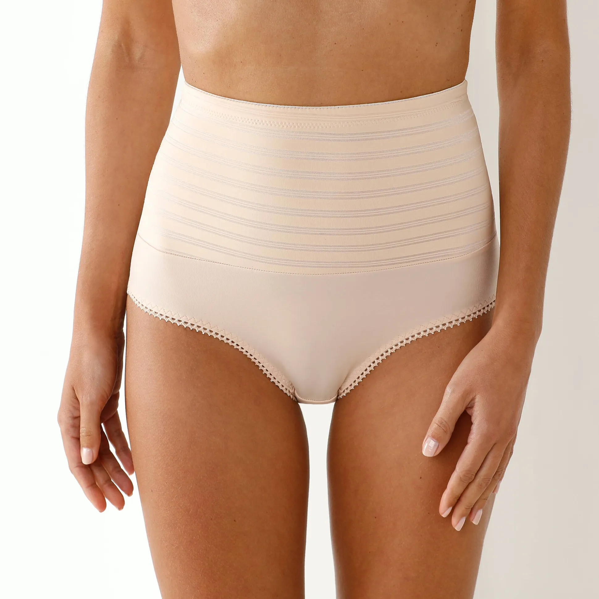 Afslankende gaineslip in glanstricot en jacquardtule - intense steun
