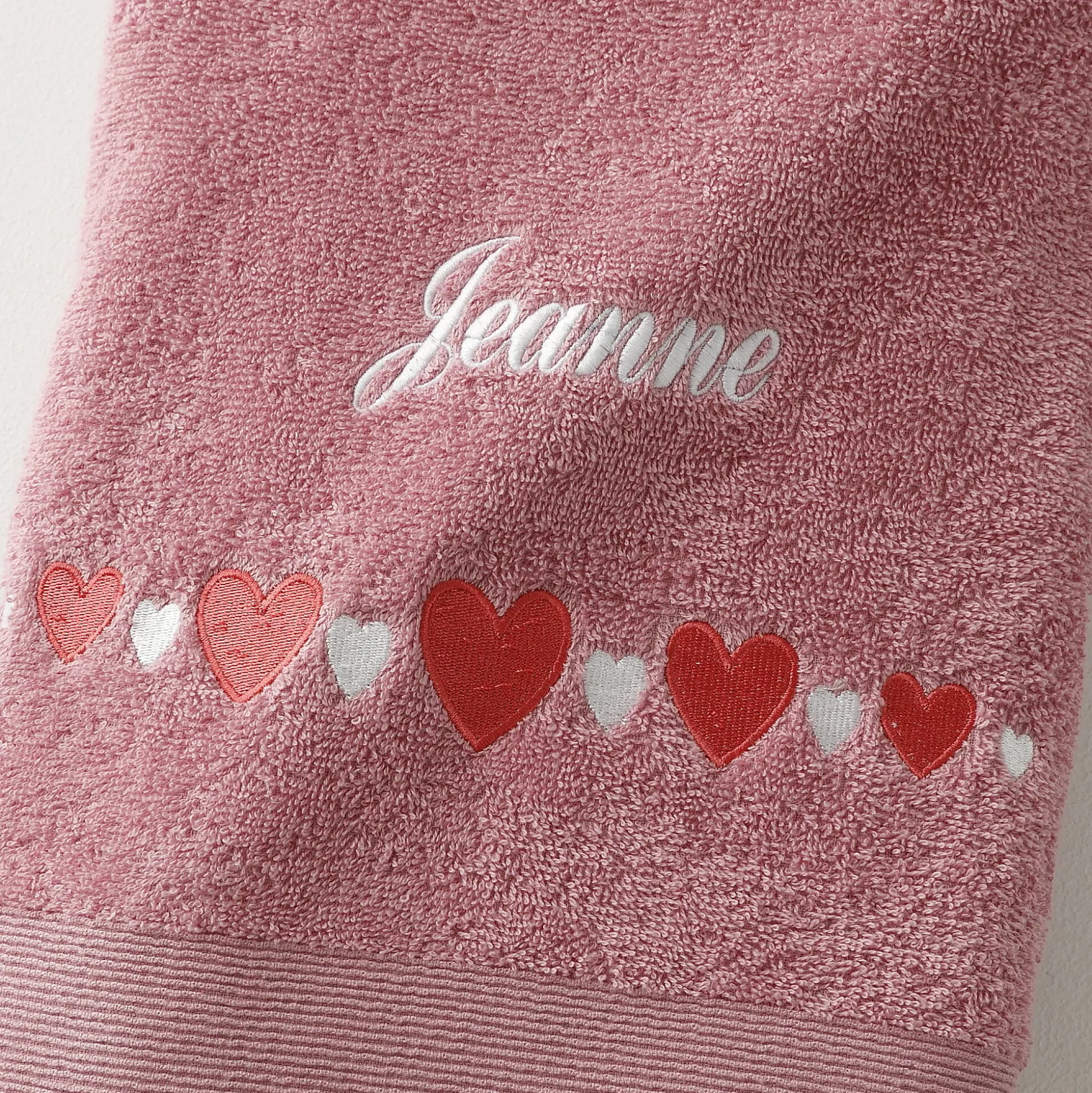 Badstof met geborduurde hartjes, personaliseerbaar
