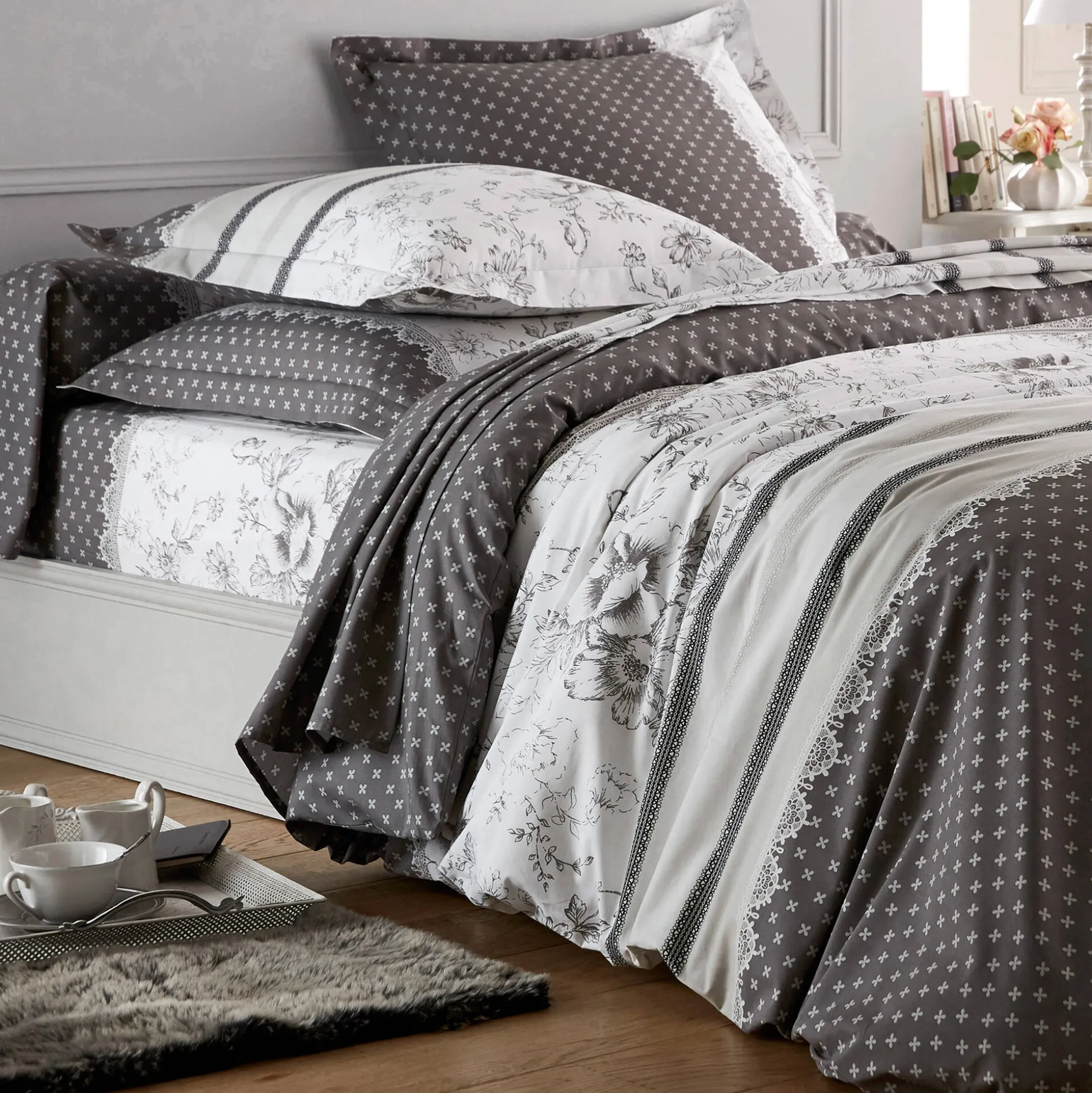 Bedlinnen Gabrielle in flanel met bloemenprint en kant