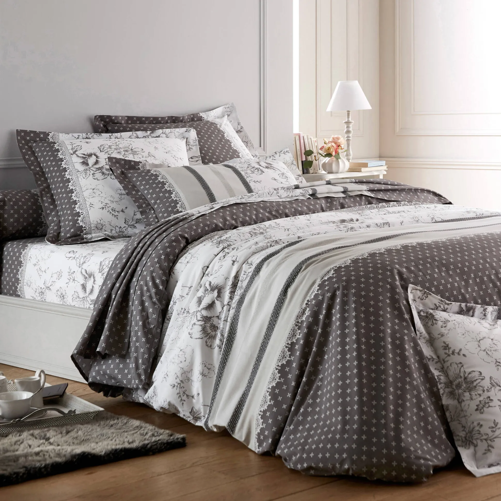 Bedlinnen Gabrielle in flanel met bloemenprint en kant