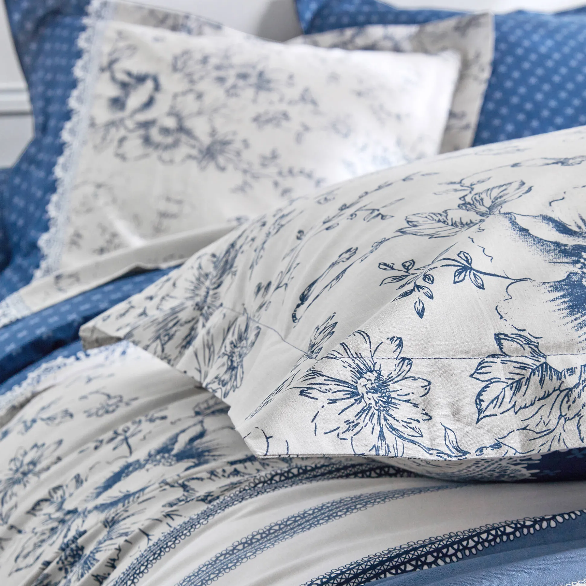 Bedlinnen Gabrielle in flanel met bloemenprint en kant