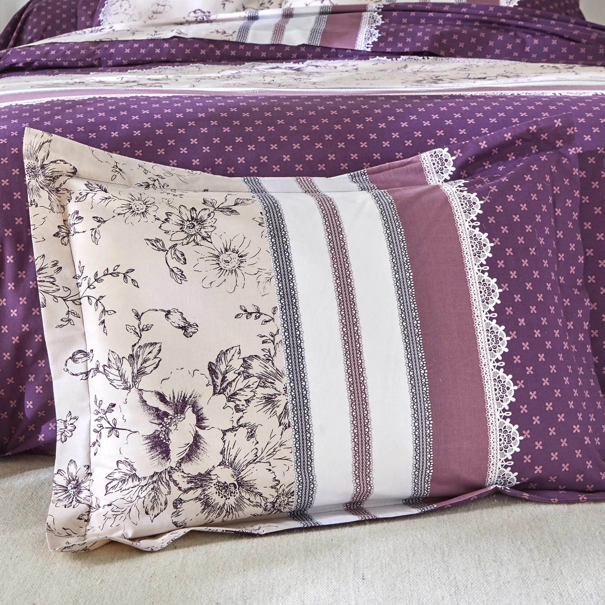 Bedlinnen Gabrielle in flanel met bloemenprint en kant
