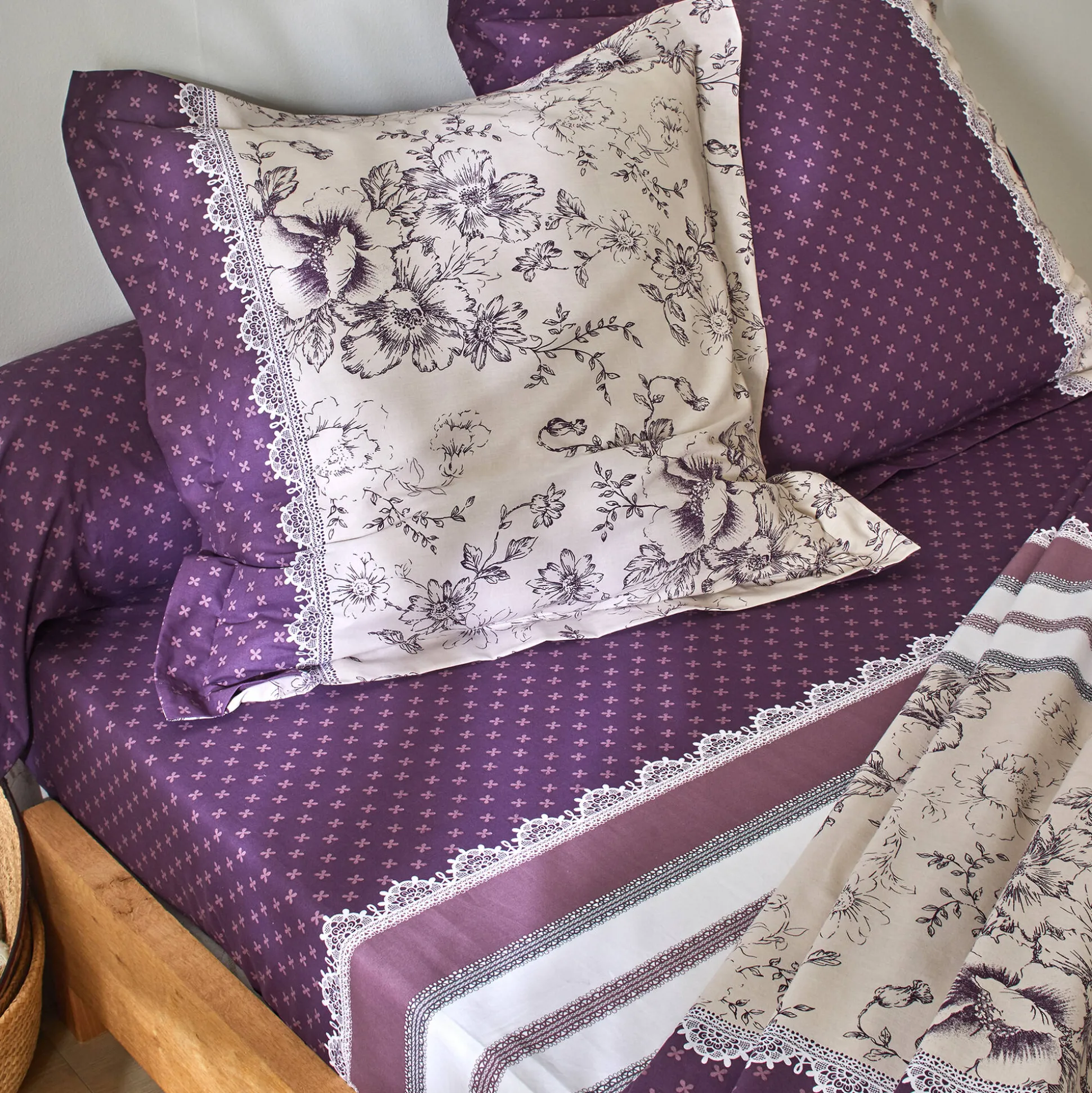 Bedlinnen Gabrielle in flanel met bloemenprint en kant