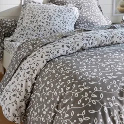 Bedlinnen Héritage in flanel met krulmotieven<br>