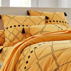 Bedlinnen Massai, in katoen met grafische motieven, afgewerkt met pompons