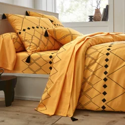 Bedlinnen Massai, in katoen met grafische motieven, afgewerkt met pompons