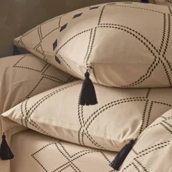 Bedlinnen Massai, in katoen met grafische motieven, afgewerkt met pompons