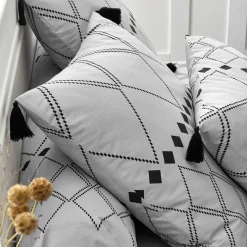 Bedlinnen Massai, in katoen met grafische motieven, afgewerkt met pompons