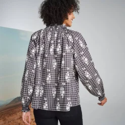 Bedrukte bloes, details met smokwerk, bloezende mouwen
