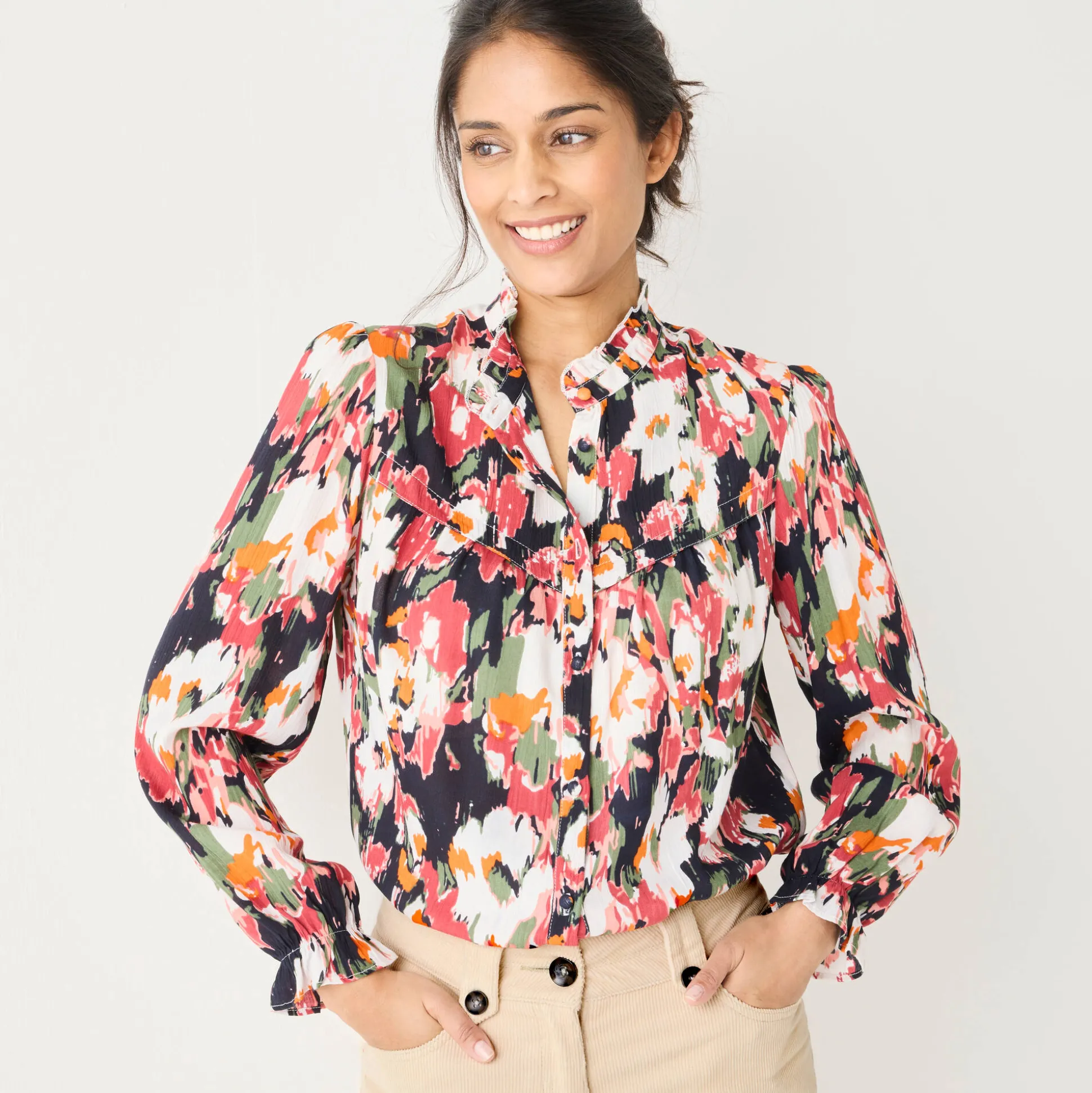 Bedrukte bloes met ruchekraag, crepon