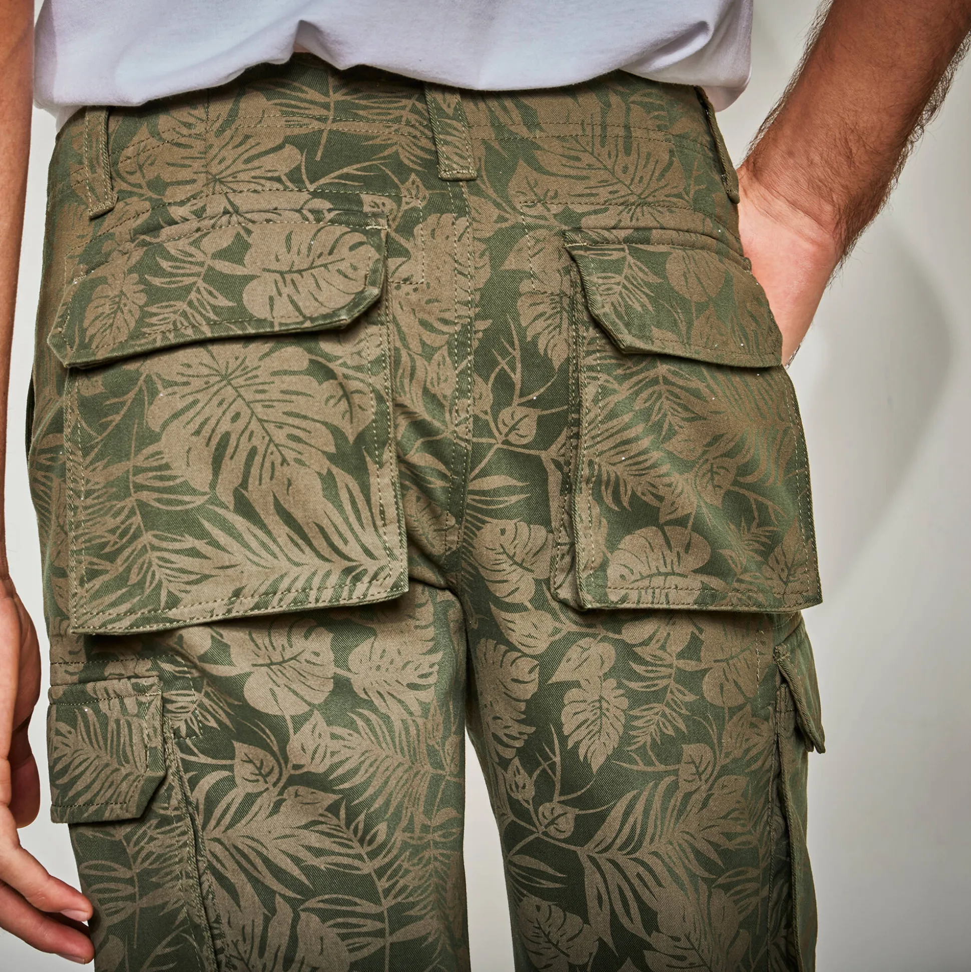 Bermuda in canvas met bladerenprint