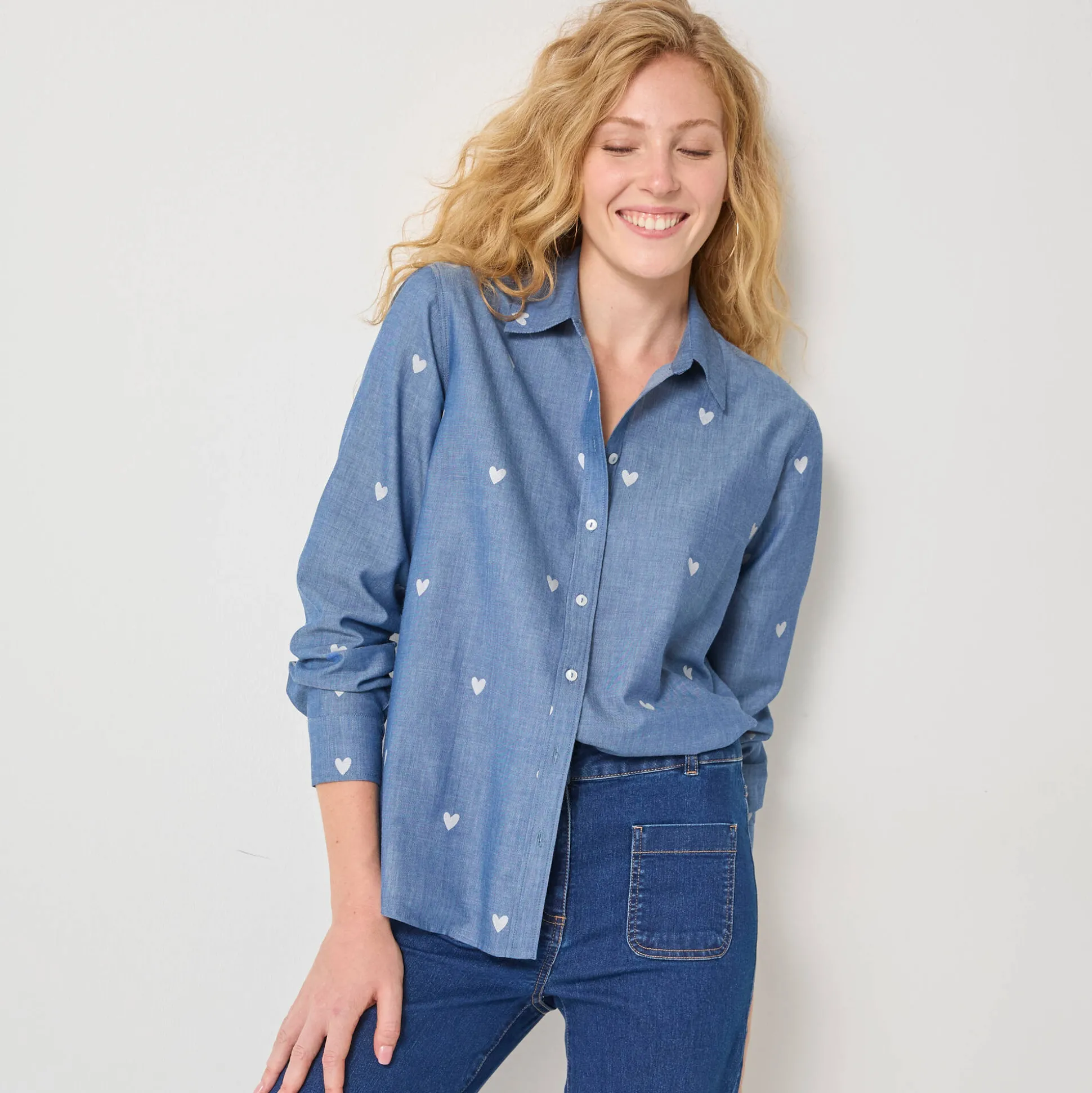 Bloes in chambray met knoopsluiting en hartjesprint