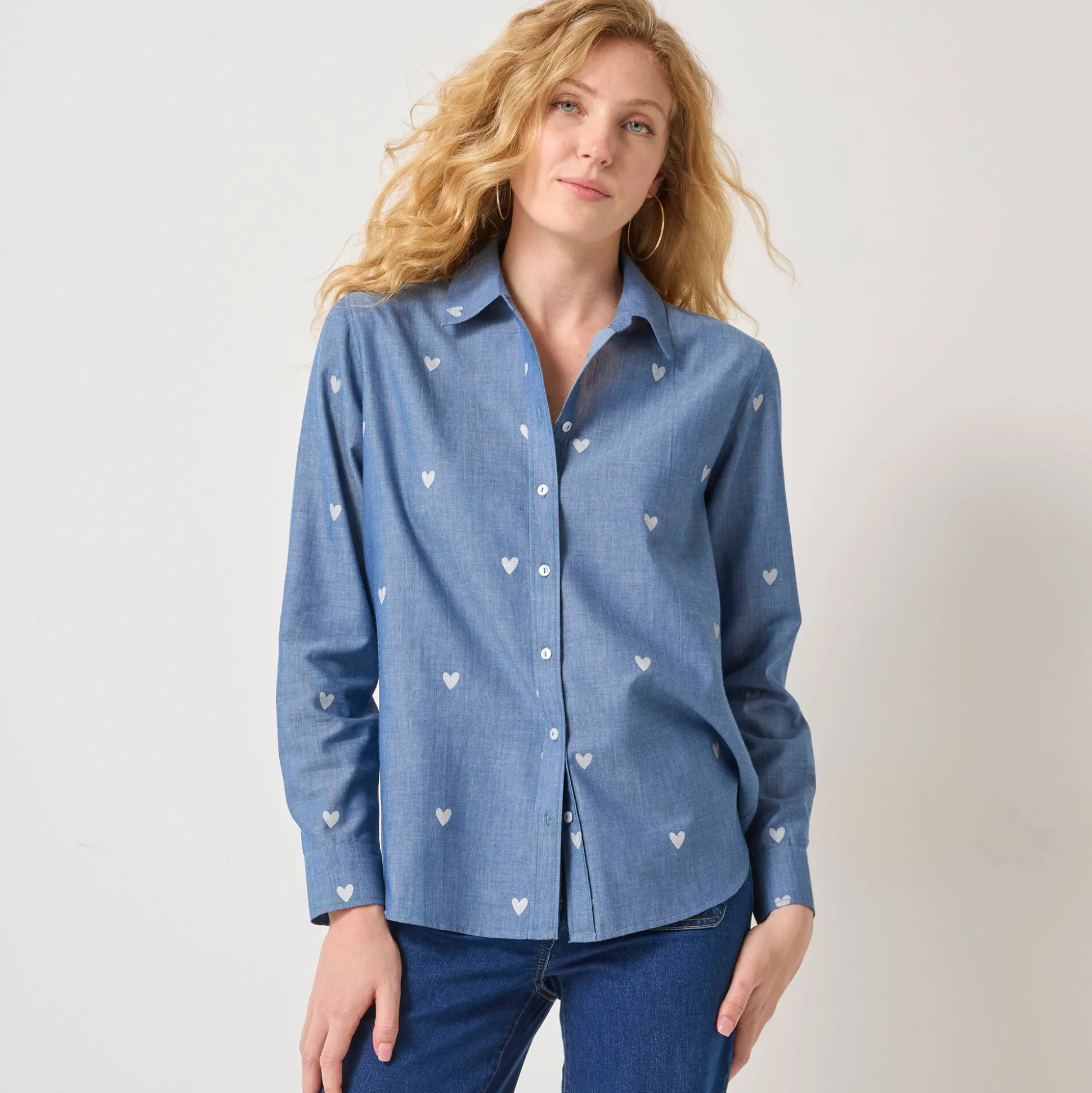 Bloes in chambray met knoopsluiting en hartjesprint