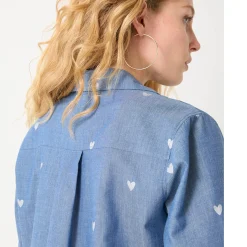 Bloes in chambray met knoopsluiting en hartjesprint
