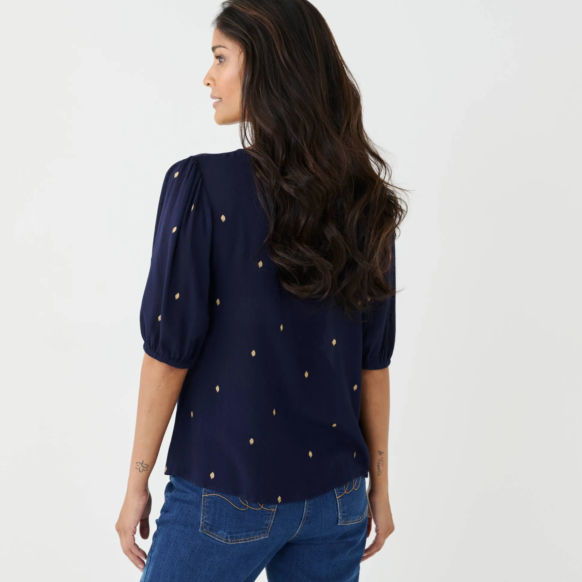 Bloes in crepon met goudkleurige print