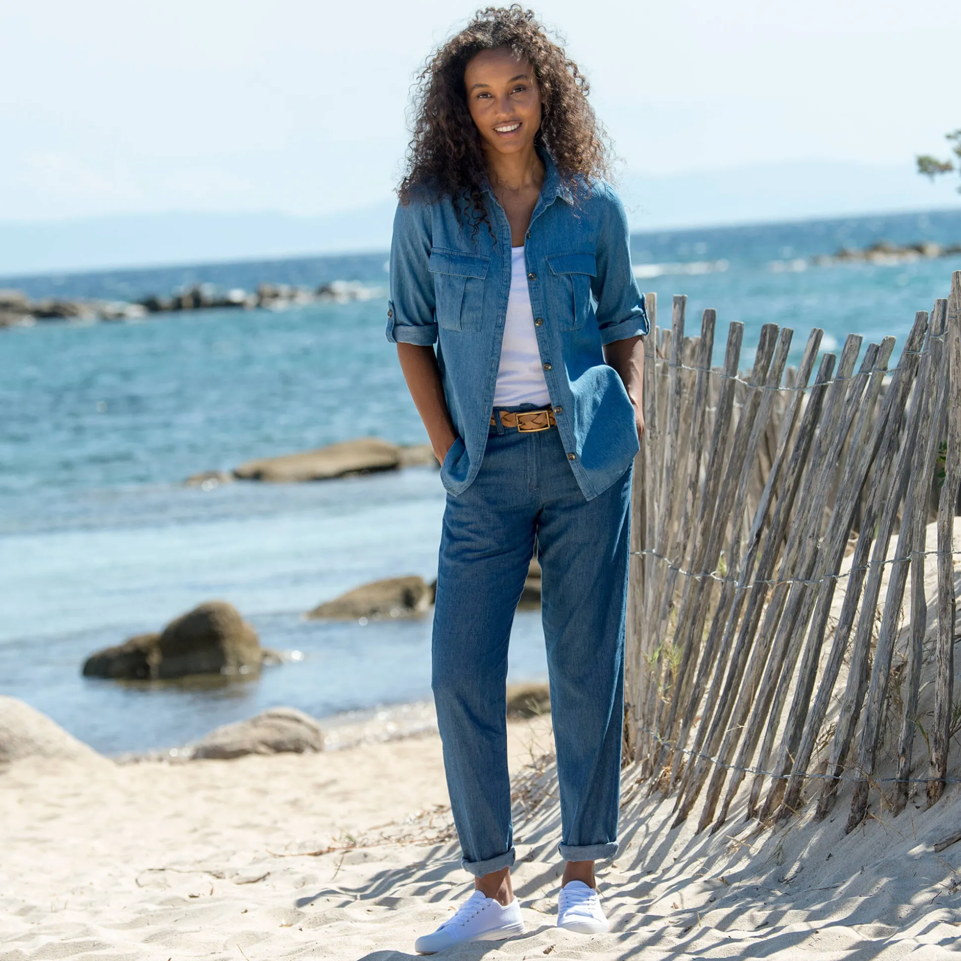 Bloes in lichte jeans met oprolbare mouwen