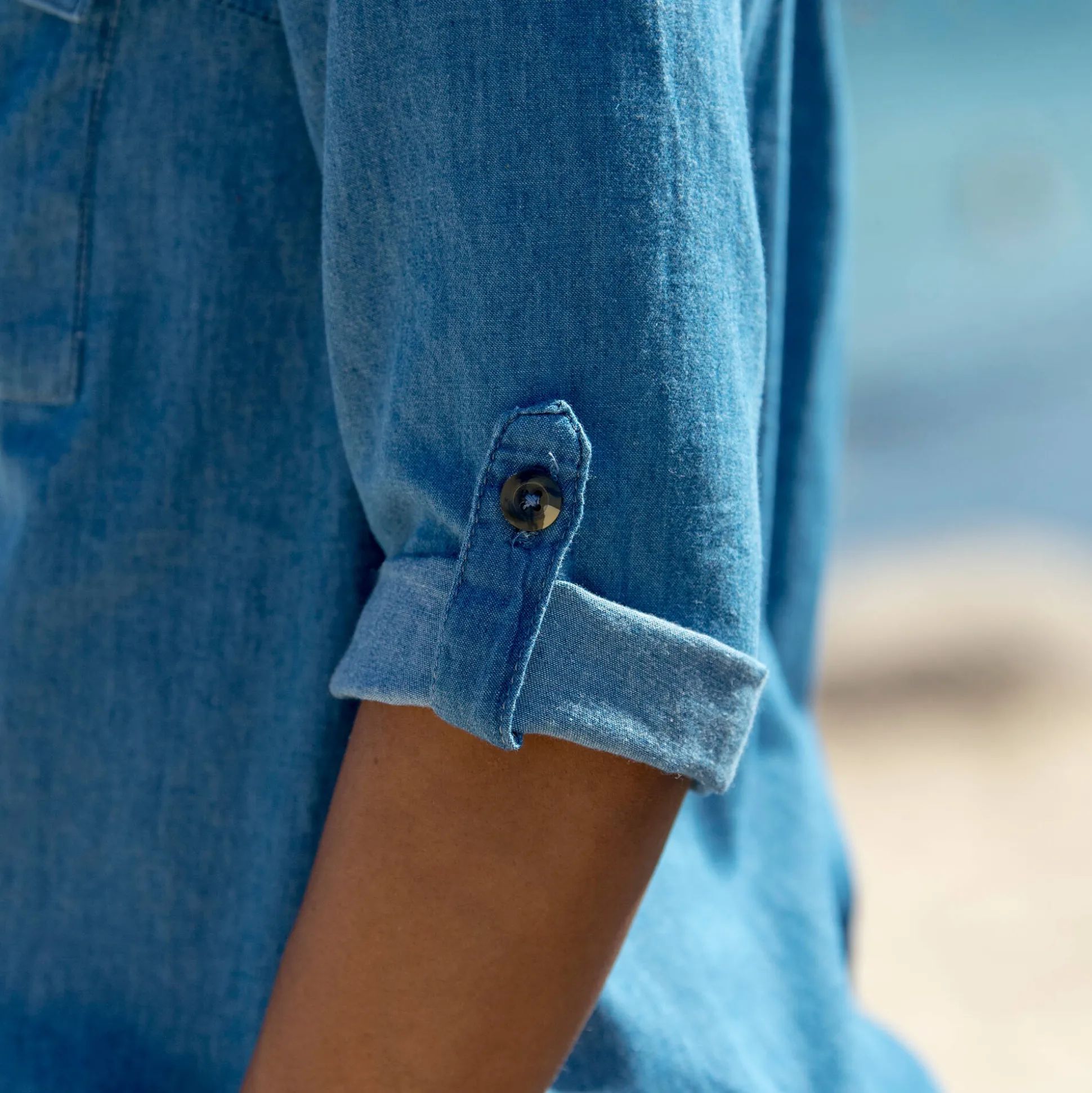 Bloes in lichte jeans met oprolbare mouwen