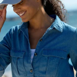 Bloes in lichte jeans met oprolbare mouwen