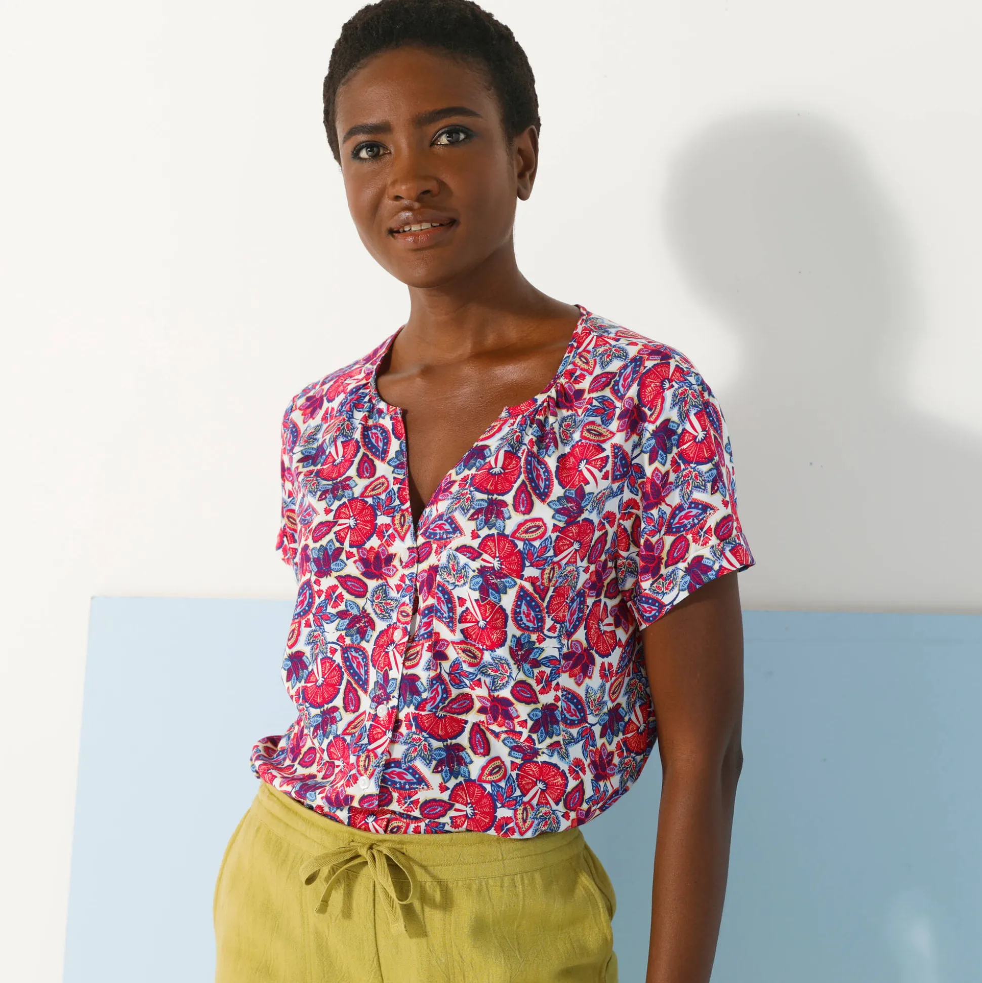 Bloes in viscose met knoopsluiting en etnische print, korte mouwen