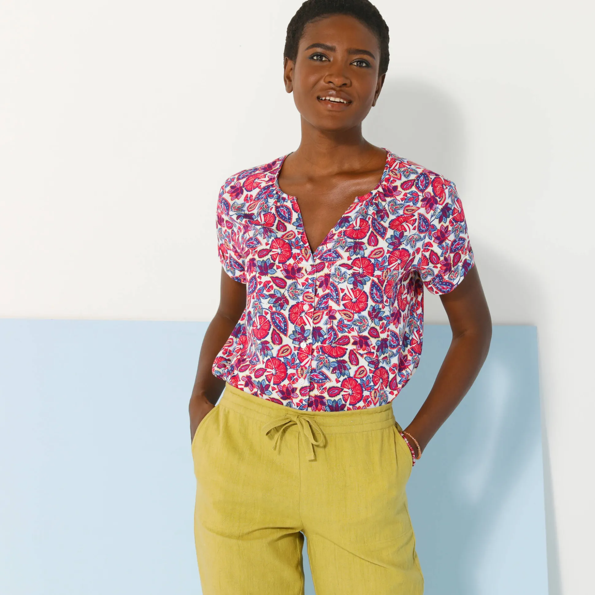Bloes in viscose met knoopsluiting en etnische print, korte mouwen