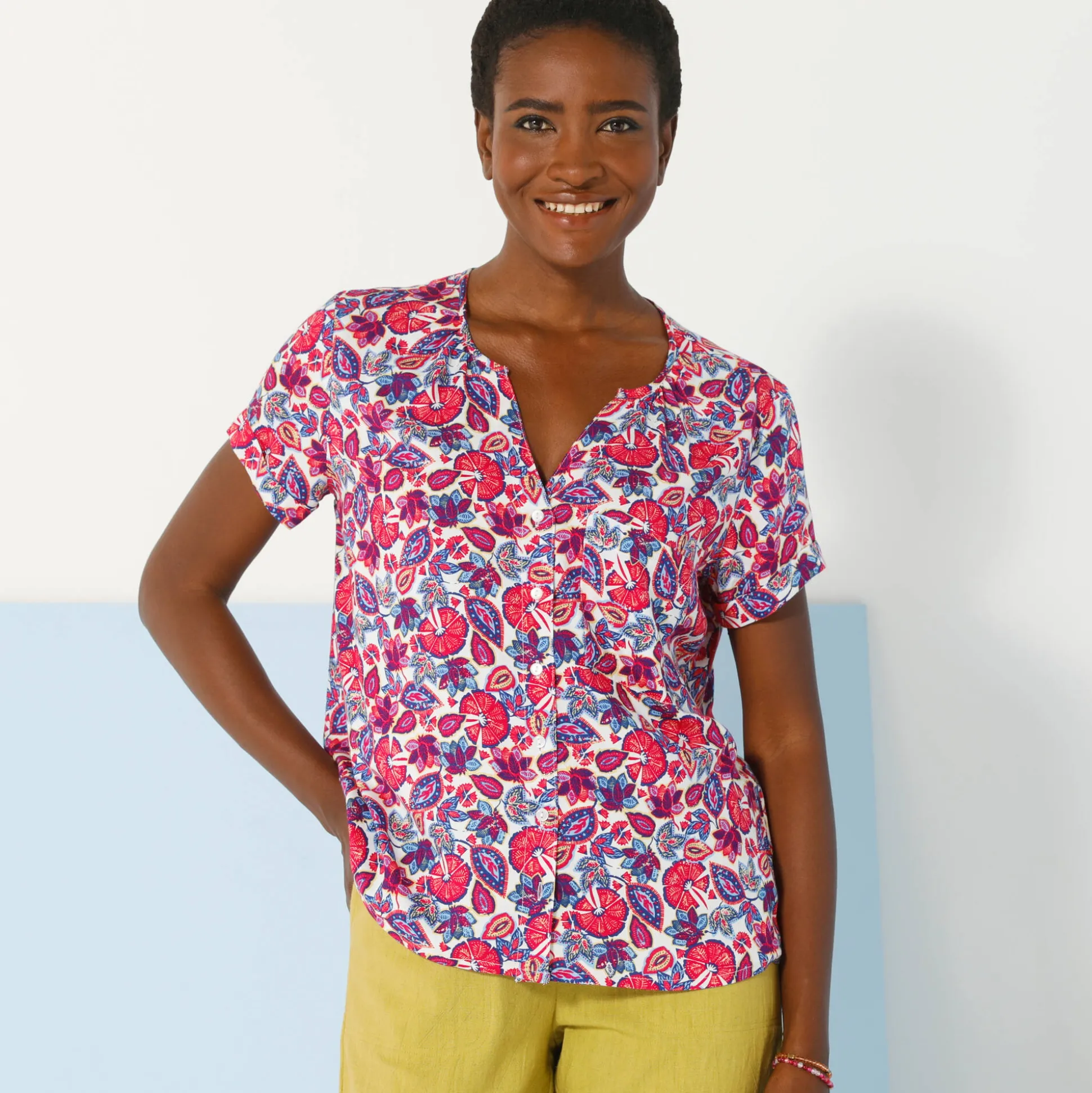 Bloes in viscose met knoopsluiting en etnische print, korte mouwen