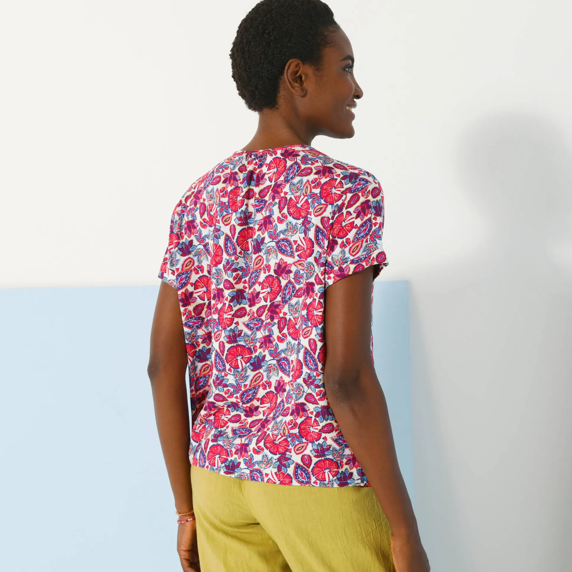 Bloes in viscose met knoopsluiting en etnische print, korte mouwen