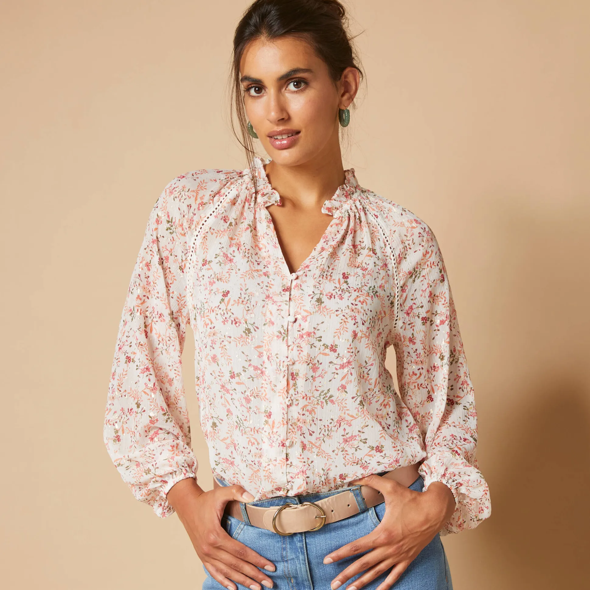 Bloes in voile met bloemenprint, goudkleurige print