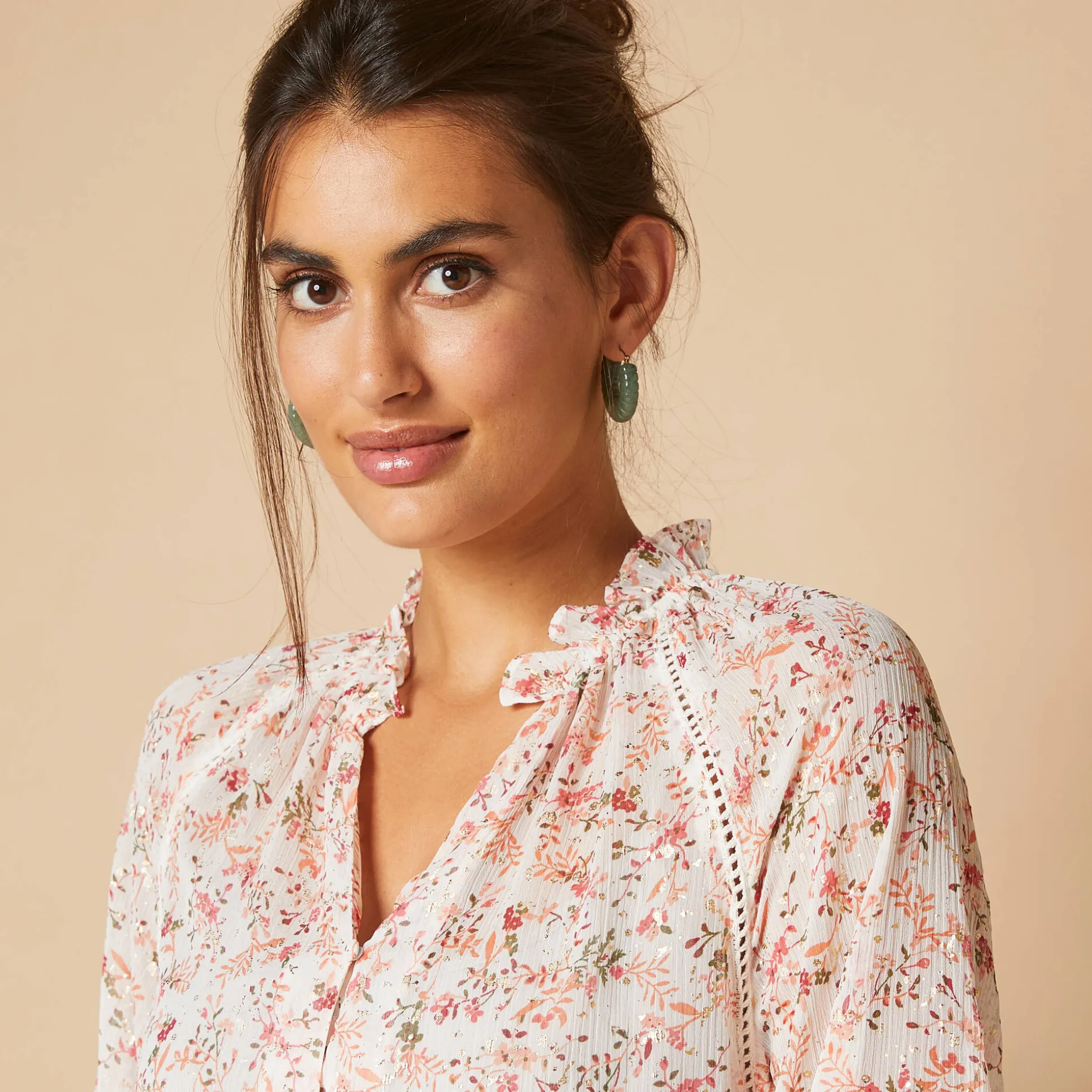 Bloes in voile met bloemenprint, goudkleurige print