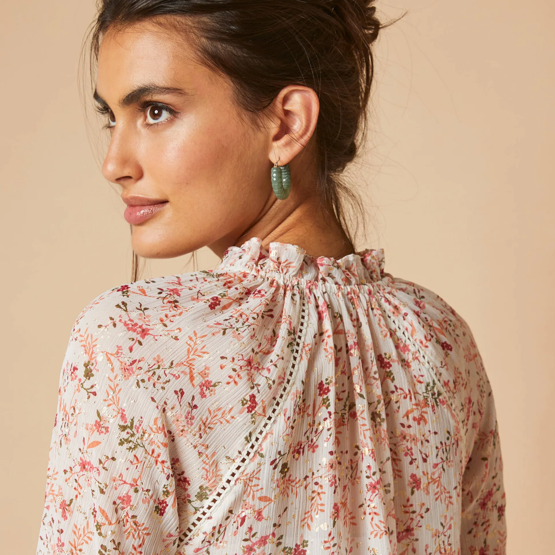 Bloes in voile met bloemenprint, goudkleurige print
