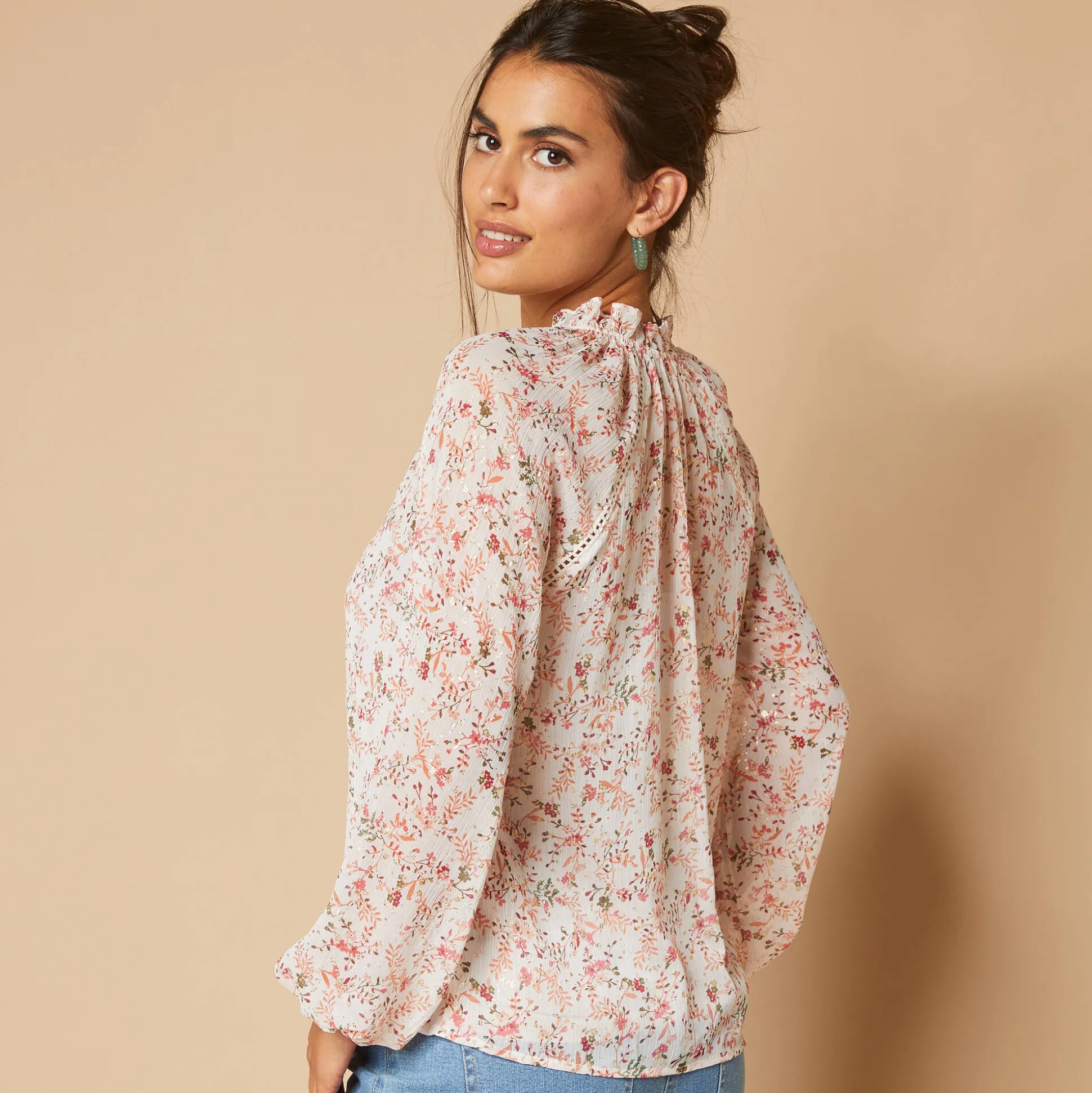 Bloes in voile met bloemenprint, goudkleurige print