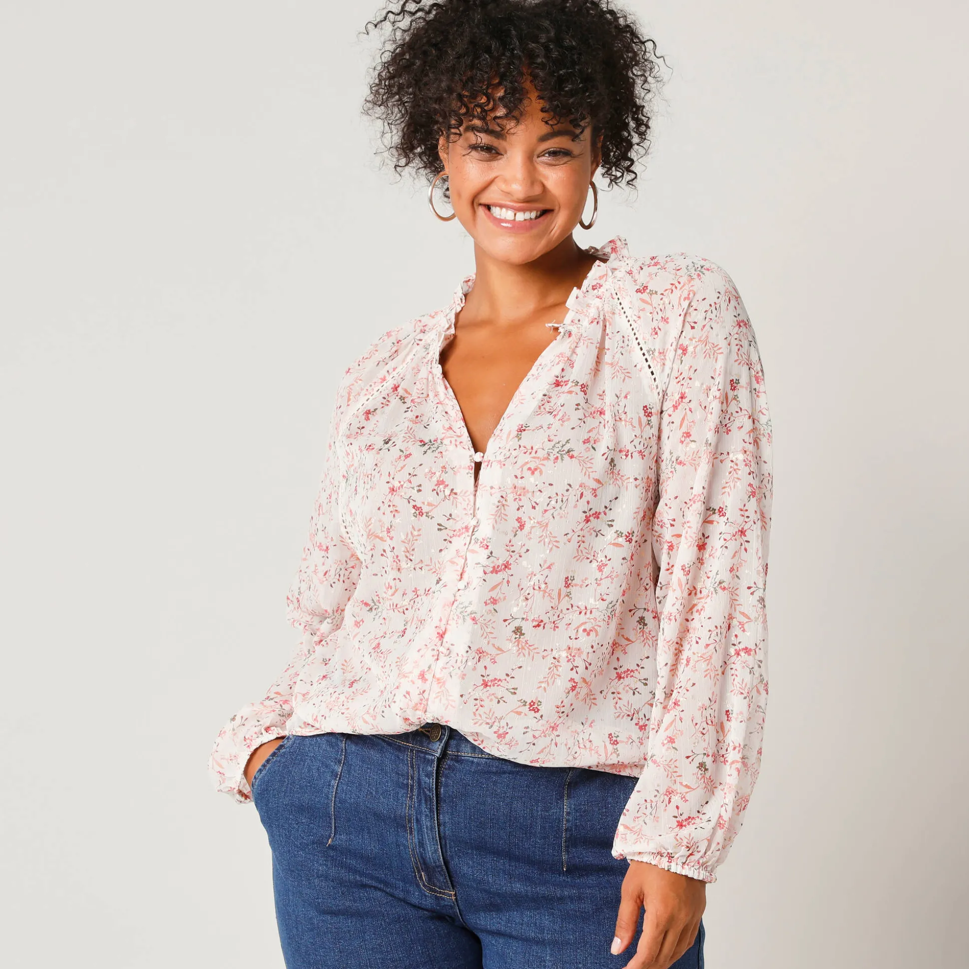 Bloes in voile met bloemenprint, goudkleurige print