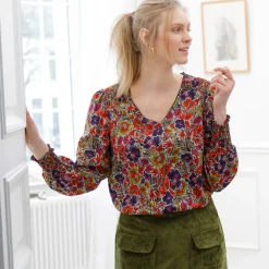 Bloes met bloemenprint en smokwerk aan de schouders