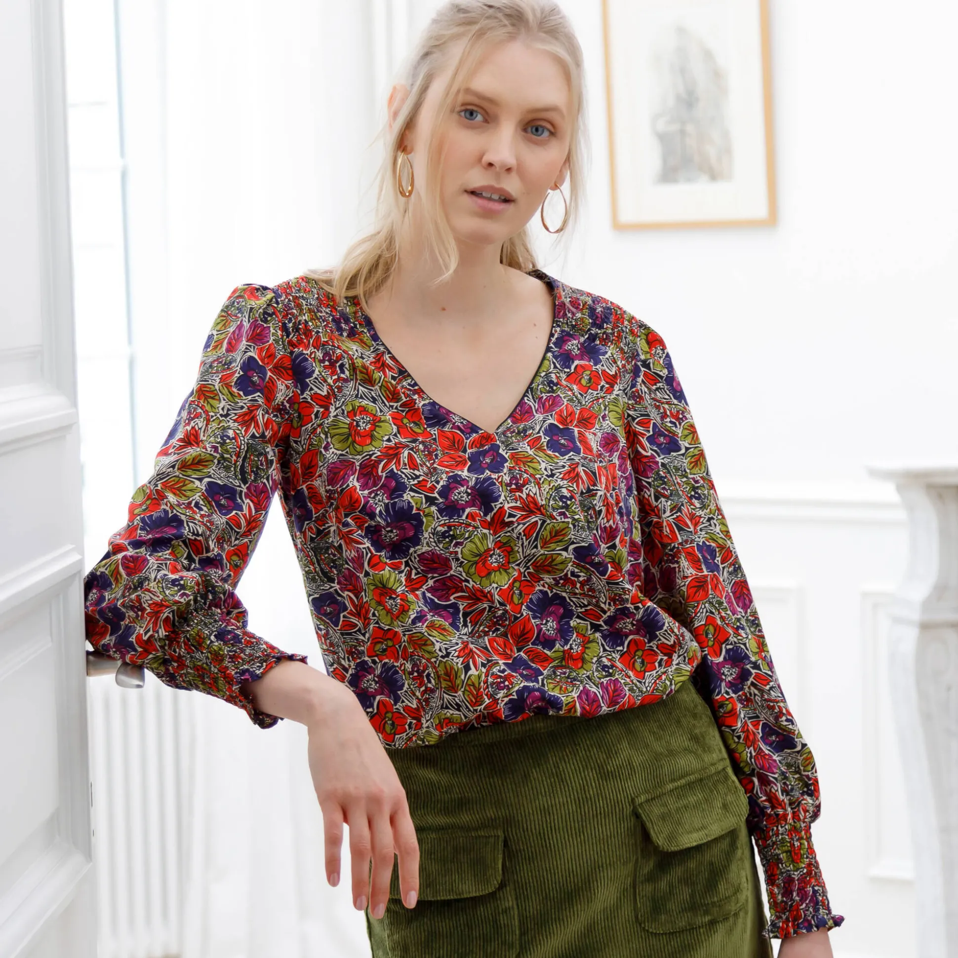 Bloes met bloemenprint en smokwerk aan de schouders
