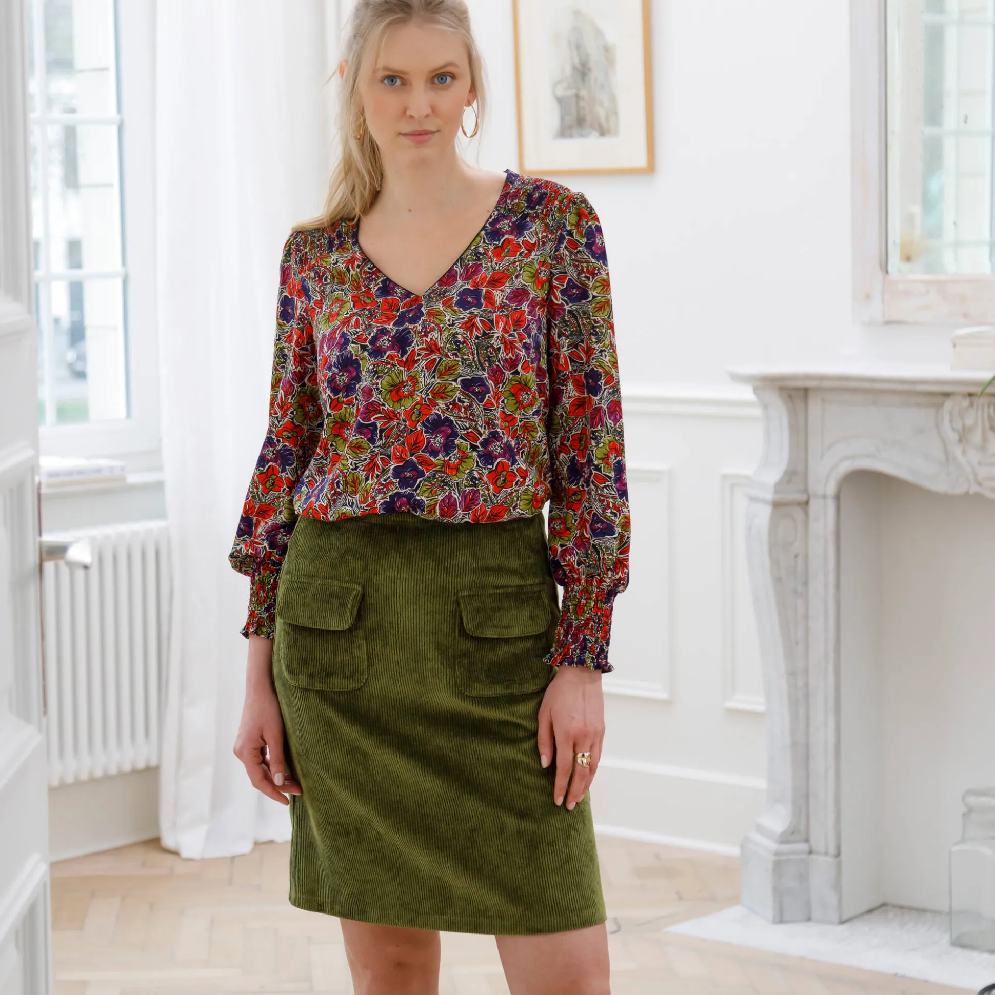 Bloes met bloemenprint en smokwerk aan de schouders