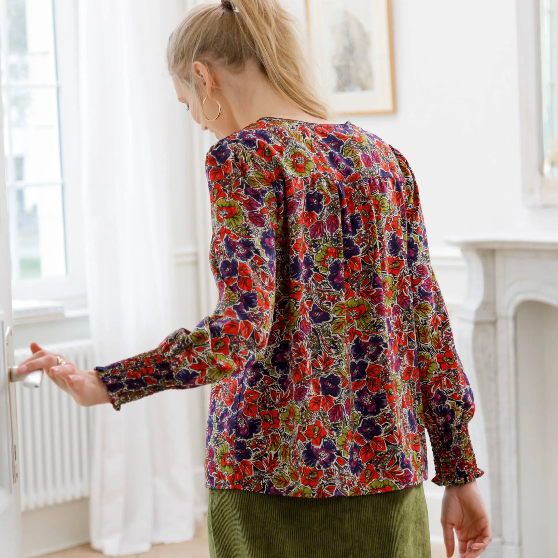 Bloes met bloemenprint en smokwerk aan de schouders