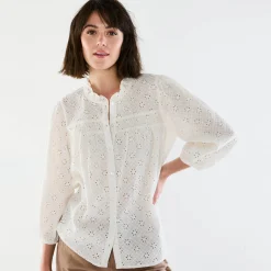 Bloes met broderie anglaise, smokwerk en stroken aan de hals