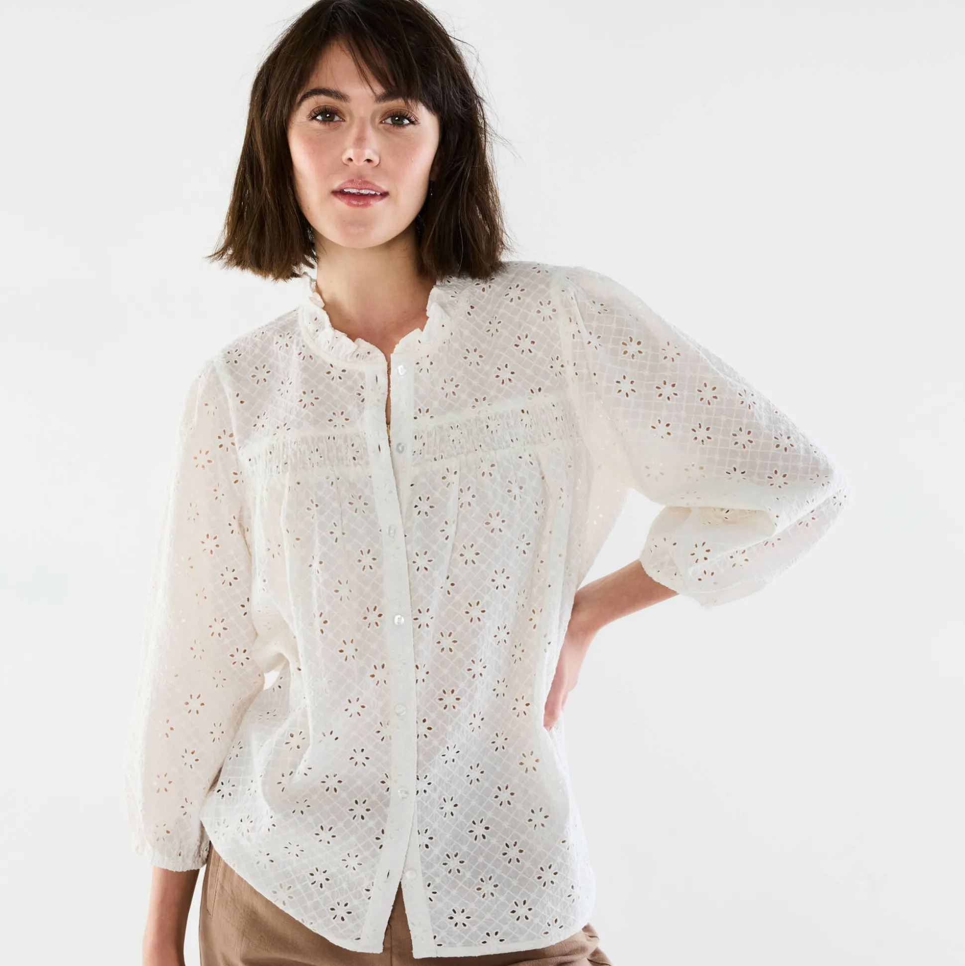 Bloes met broderie anglaise, smokwerk en stroken aan de hals