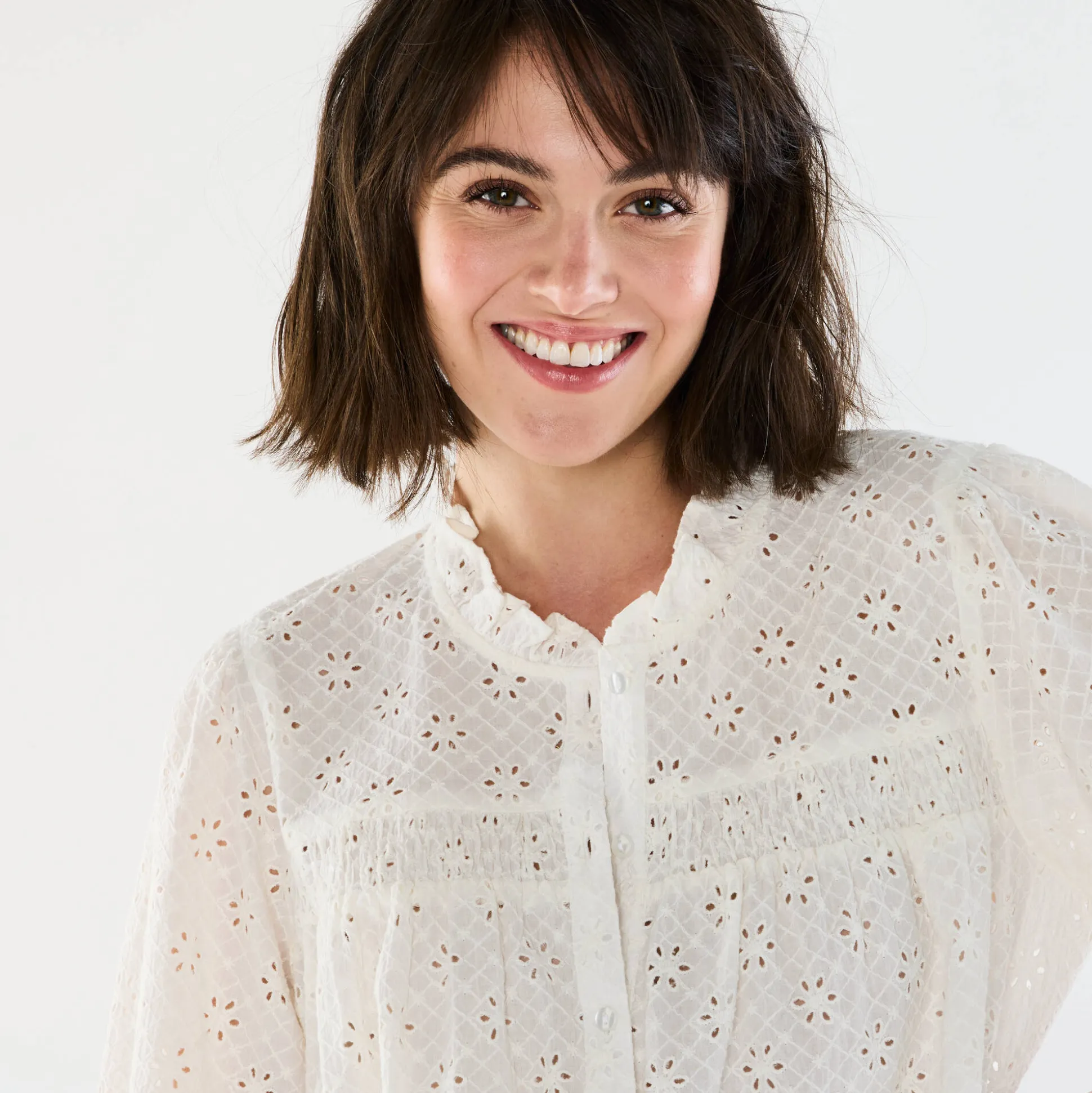 Bloes met broderie anglaise, smokwerk en stroken aan de hals