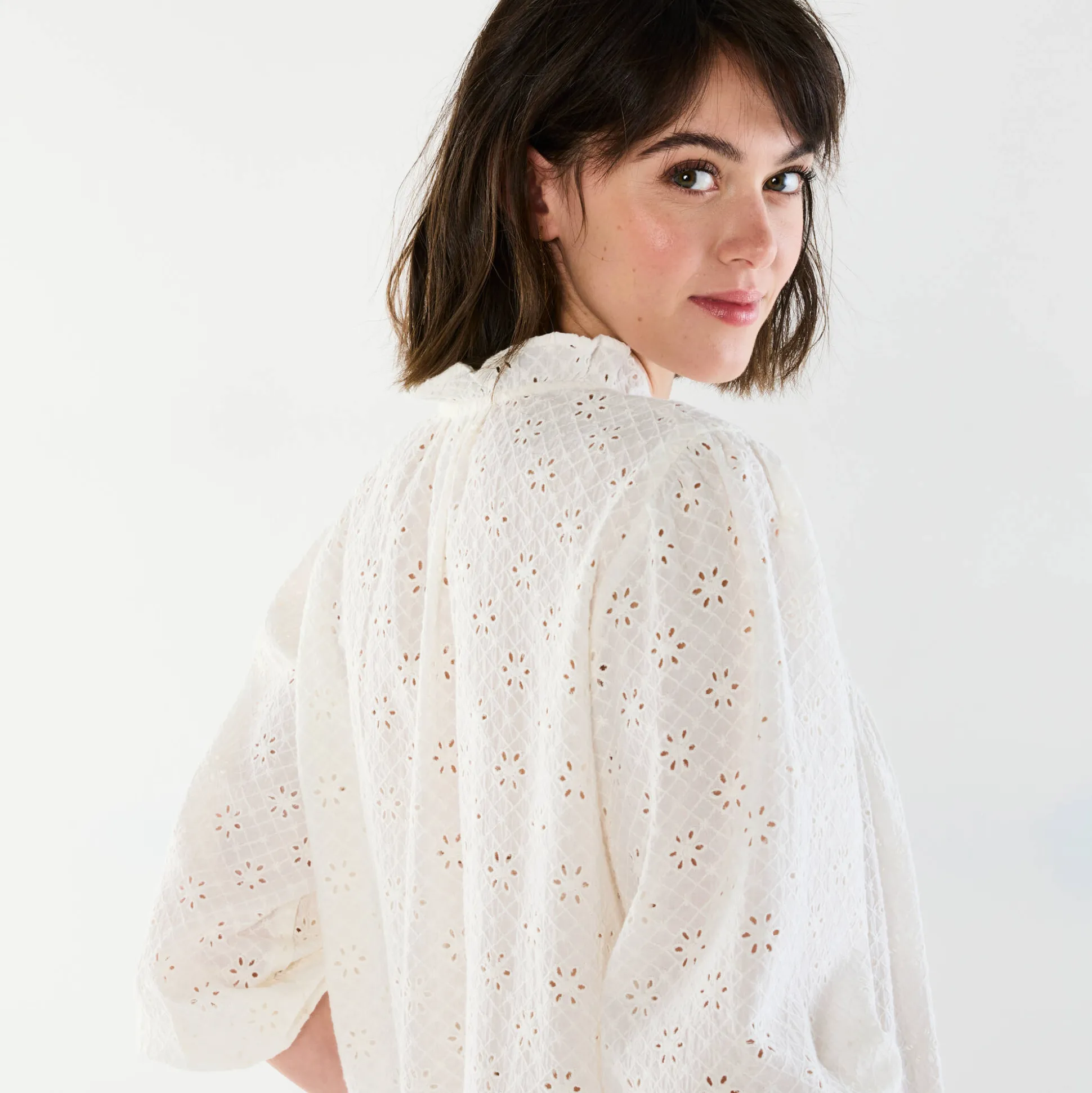 Bloes met broderie anglaise, smokwerk en stroken aan de hals