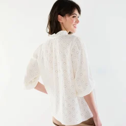 Bloes met broderie anglaise, smokwerk en stroken aan de hals