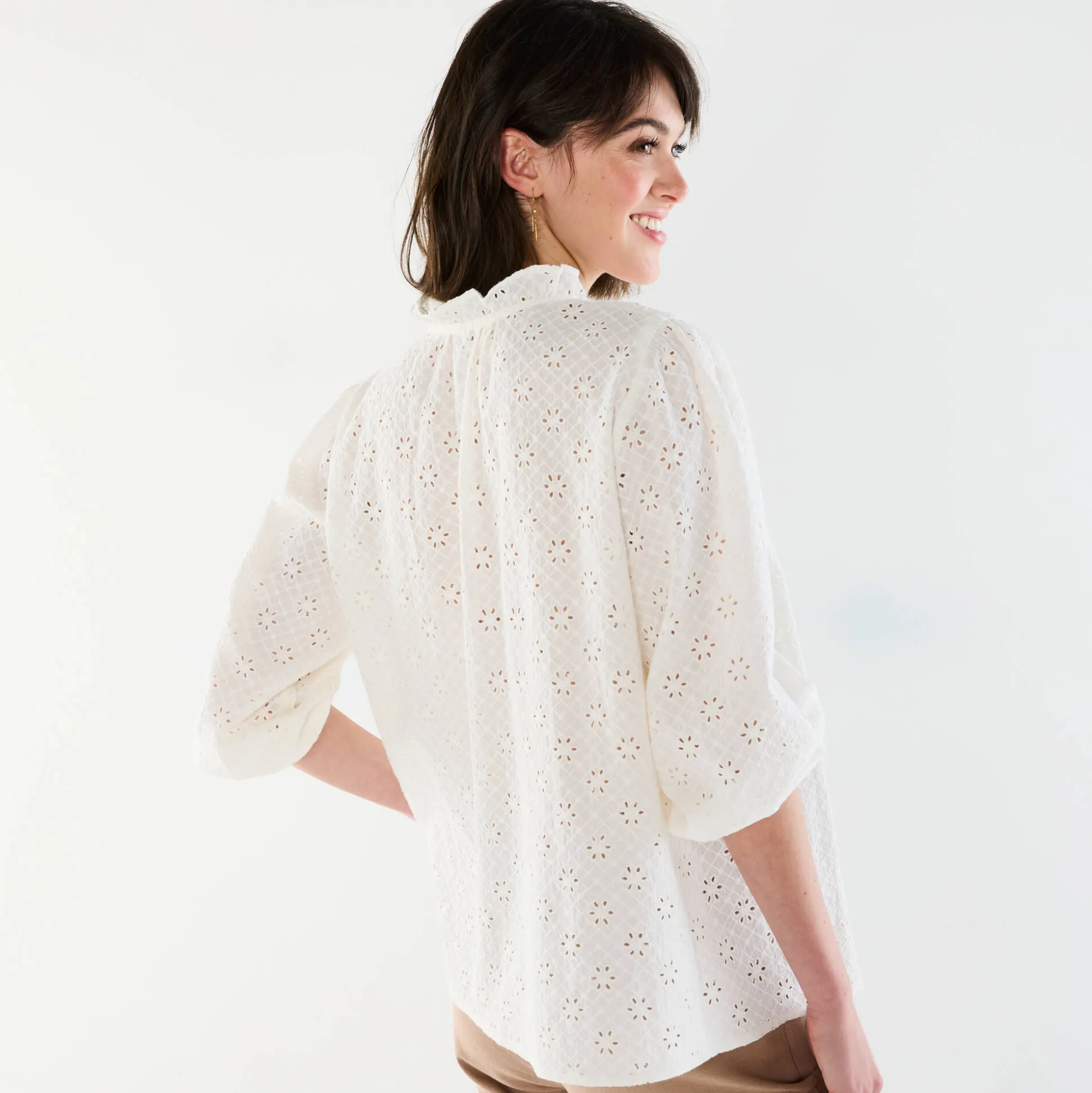 Bloes met broderie anglaise, smokwerk en stroken aan de hals