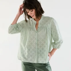 Bloes met broderie anglaise, smokwerk en stroken aan de hals