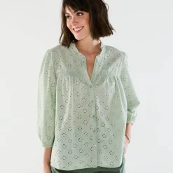 Bloes met broderie anglaise, smokwerk en stroken aan de hals