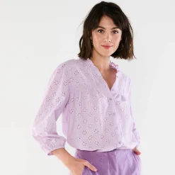Bloes met broderie anglaise, smokwerk en stroken aan de hals