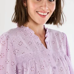 Bloes met broderie anglaise, smokwerk en stroken aan de hals