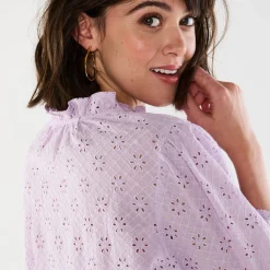Bloes met broderie anglaise, smokwerk en stroken aan de hals