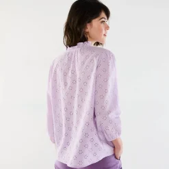 Bloes met broderie anglaise, smokwerk en stroken aan de hals
