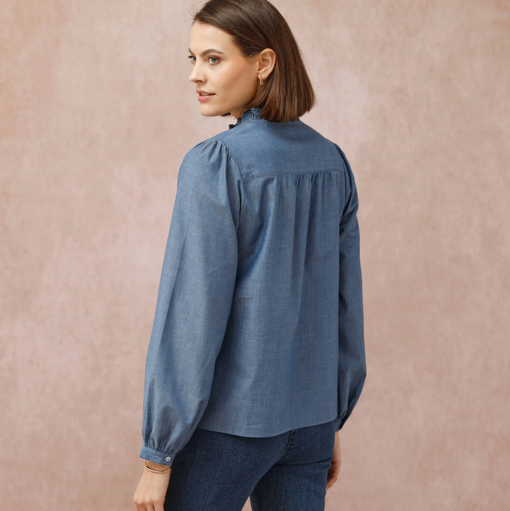 Bloes met fronskraag, chambray