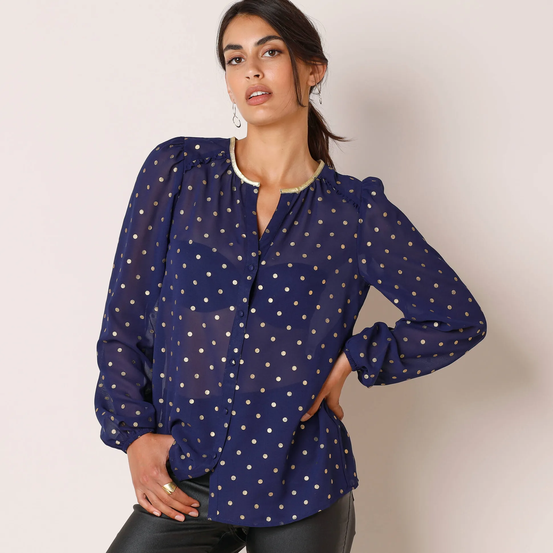 Bloes met goudkleurige stippenprint, in voile