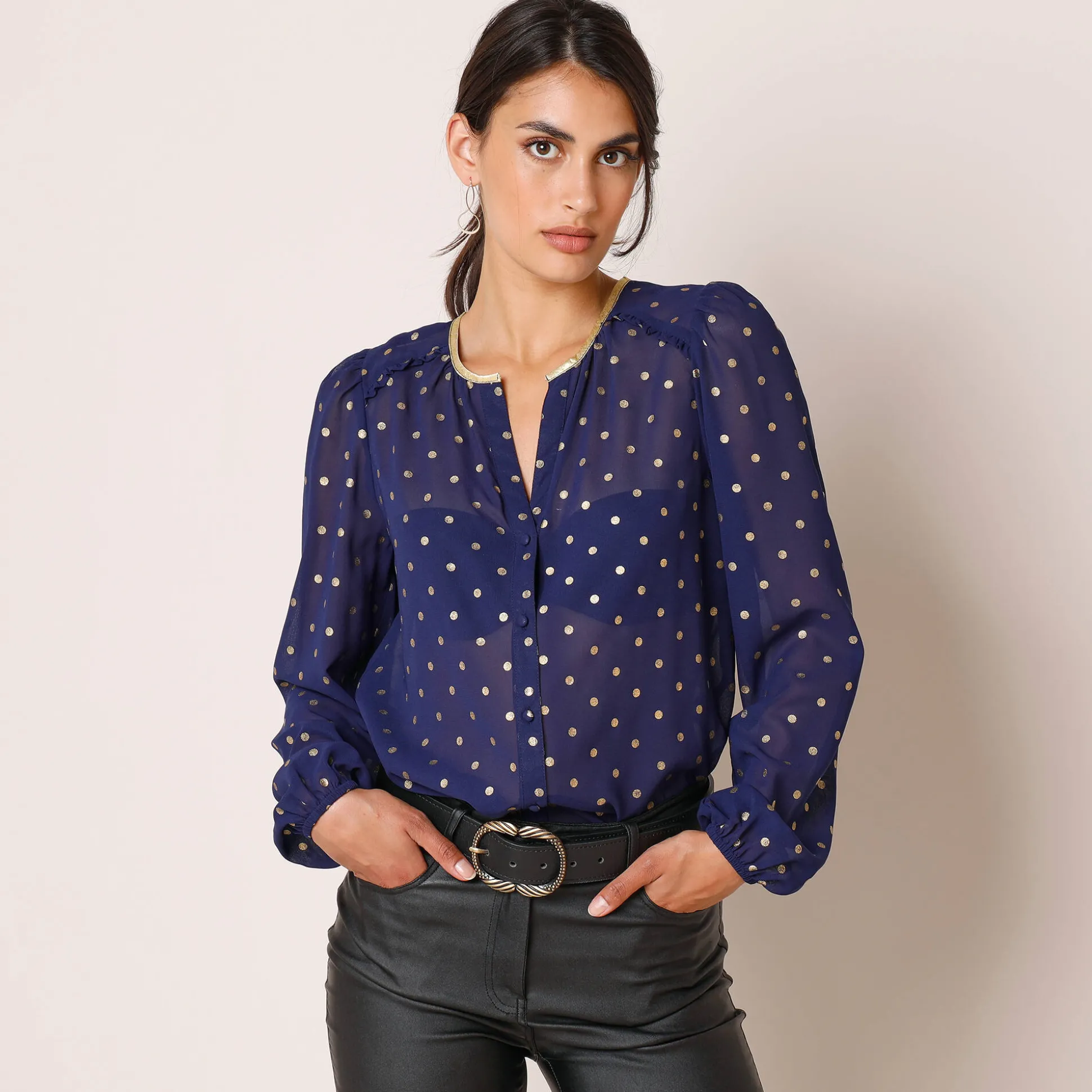 Bloes met goudkleurige stippenprint, in voile